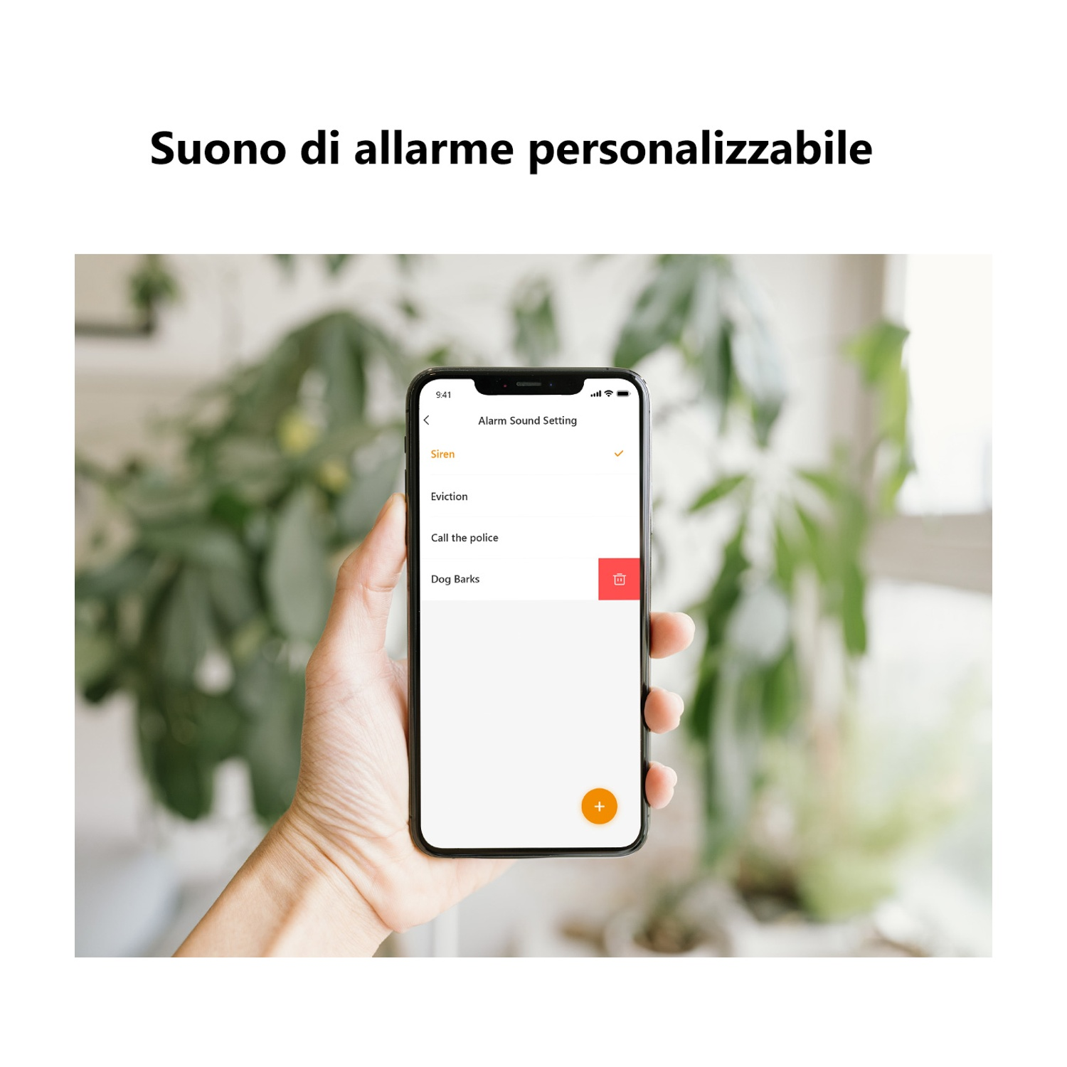 Una mano che tiene un telefono che mostra le opzioni 'Alarm Sound Setting': Sirena, Sfratto, Chiama la polizia, Abbaiare del cane. Piante verdi sullo sfondo.