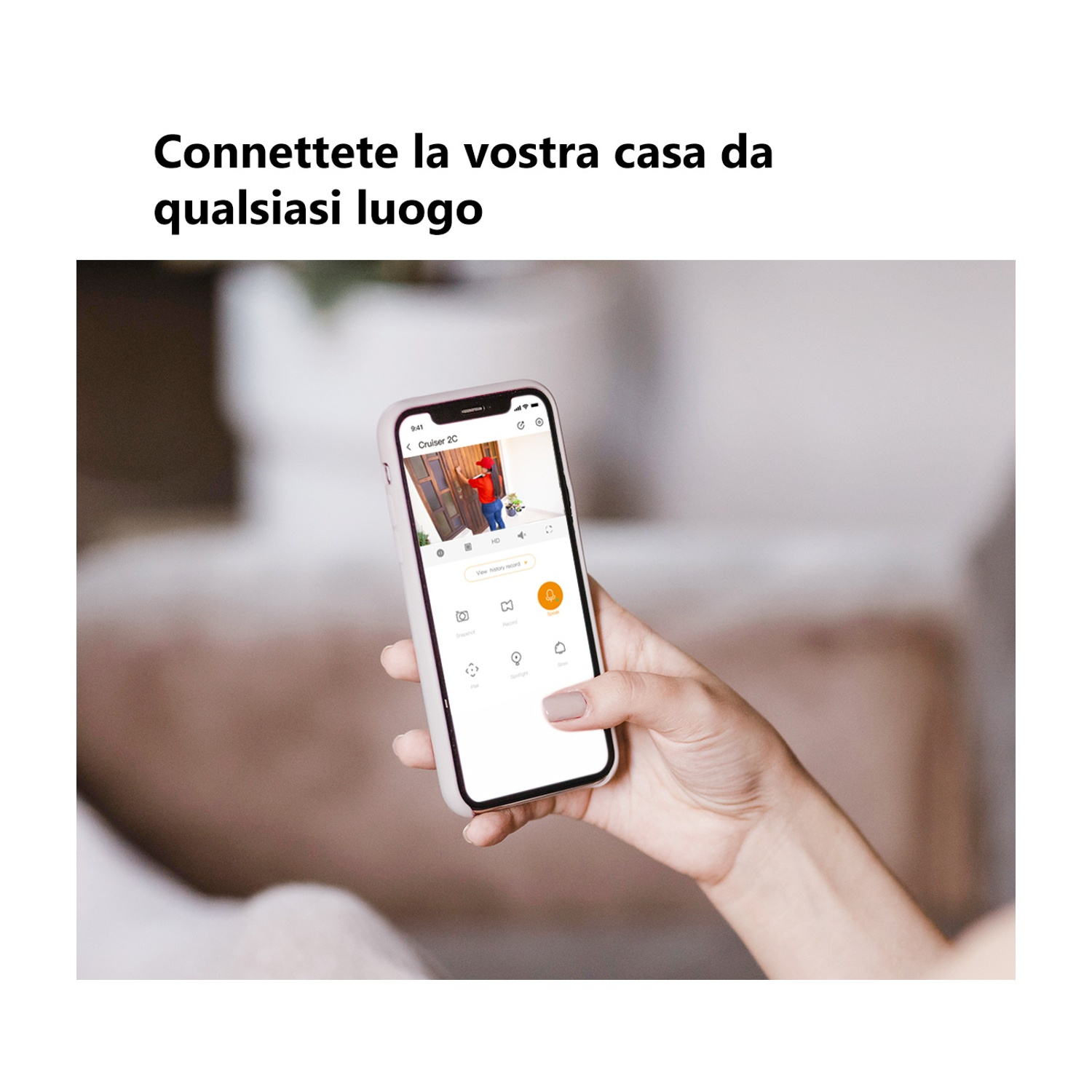 Una mano tiene uno smartphone che mostra una persona a una porta. Il testo dice 'Connetti la tua casa da qualsiasi luogo'.