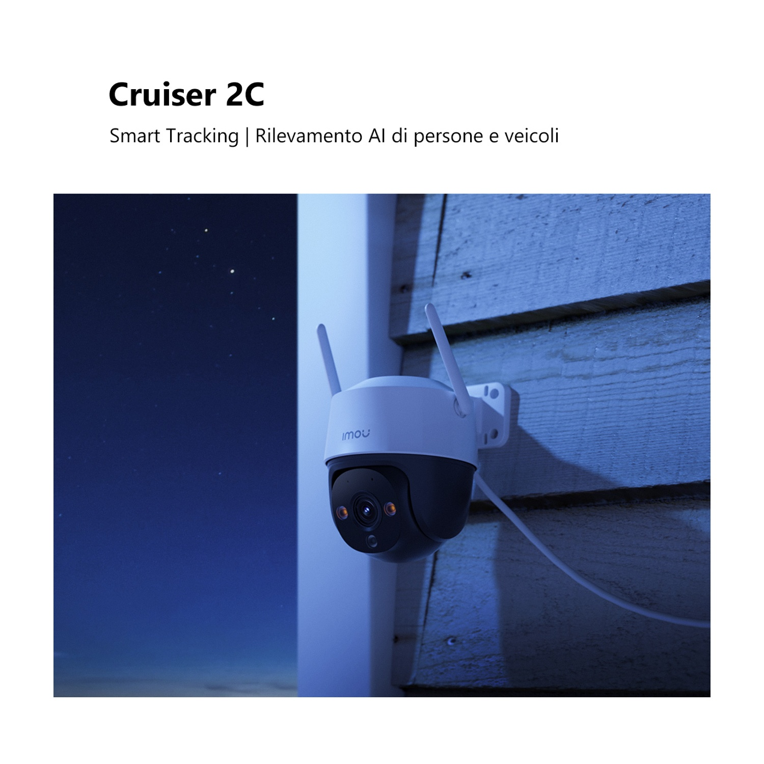 Una telecamera di sicurezza è montata su un muro di legno. Lo sfondo mostra un cielo stellato. La telecamera ha due antenne.