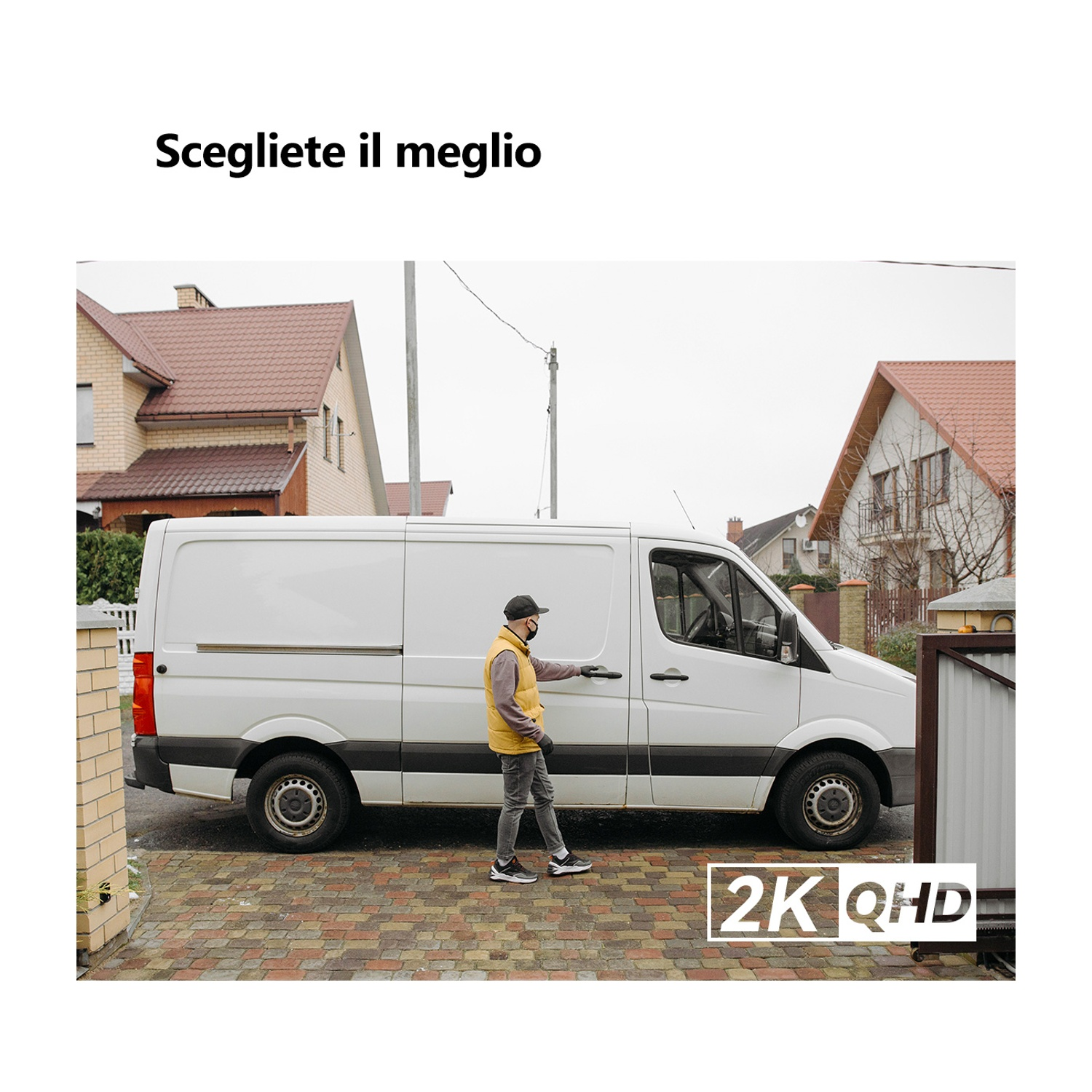 Un addetto alle consegne con giubbotto giallo e maschera apre la porta di un furgone bianco. Case e mattoni sullo sfondo. Il testo 2K QHD è sull'immagine.