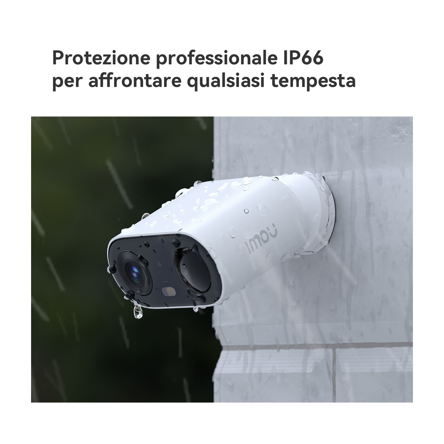 Telecamera di sicurezza bianca con lente nera, montata su un muro. Sta piovendo. Il marchio è visibile sulla fotocamera.