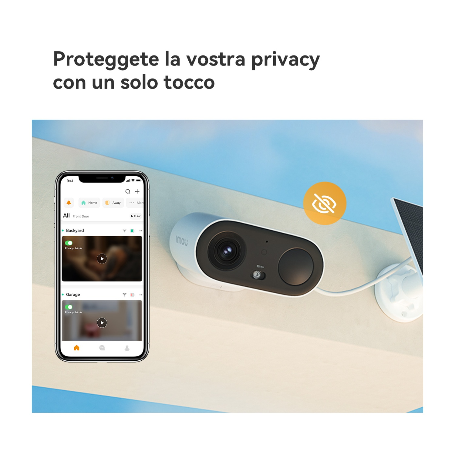 Uno smartphone mostra un'app di sicurezza domestica. Una telecamera di sicurezza bianca è al centro. Lo sfondo è un cielo azzurro chiaro.