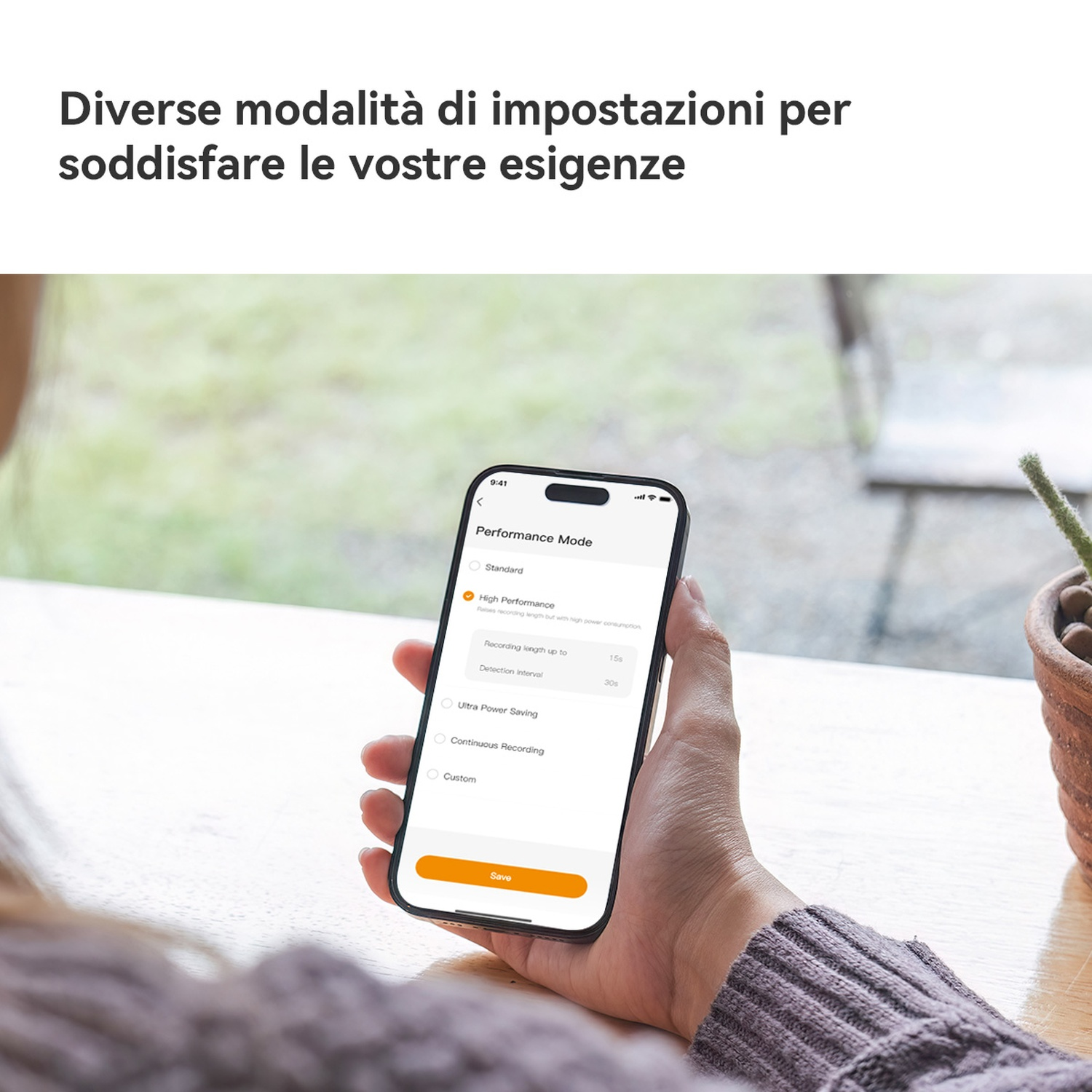 Una persona tiene in mano uno smartphone con le opzioni 'Modalità Prestazioni'. Lo schermo mostra le impostazioni per la durata e gli intervalli di rilevamento.