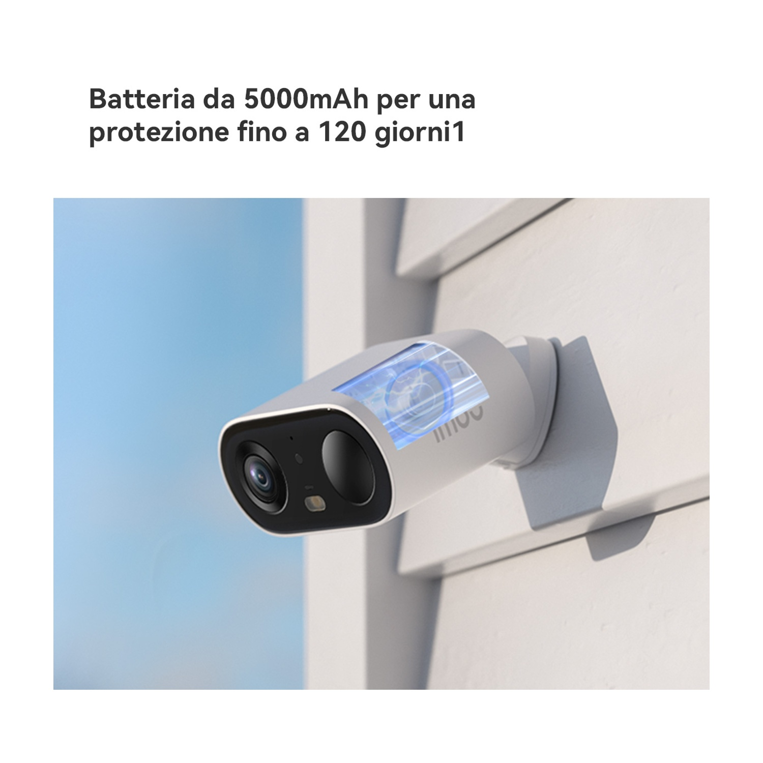 Una telecamera di sicurezza bianca montata su un muro. Ha un obiettivo nero e una luce blu all'interno. Lo sfondo è un cielo blu.