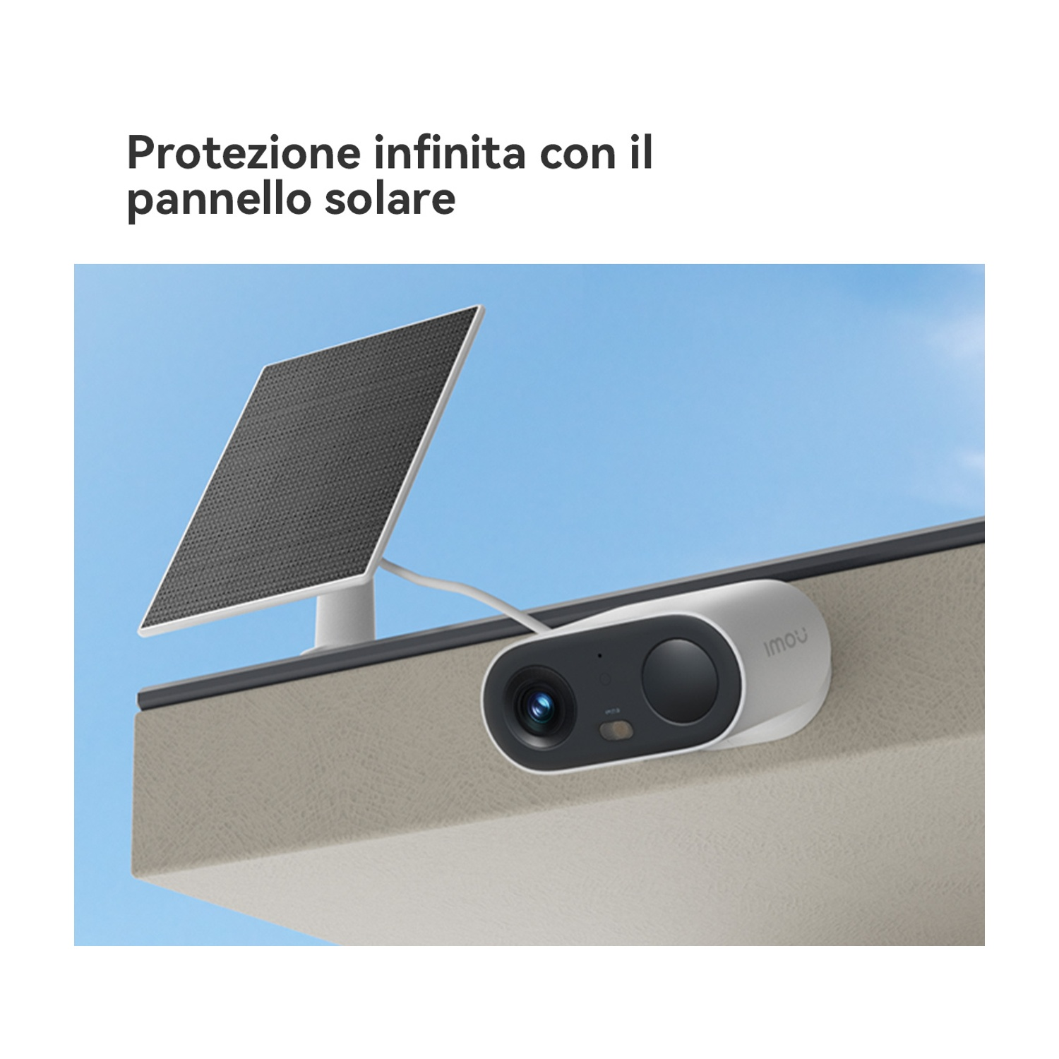 Una telecamera di sicurezza bianca con un pannello solare su una superficie beige contro un cielo blu. La telecamera ha un obiettivo nero e un logo.