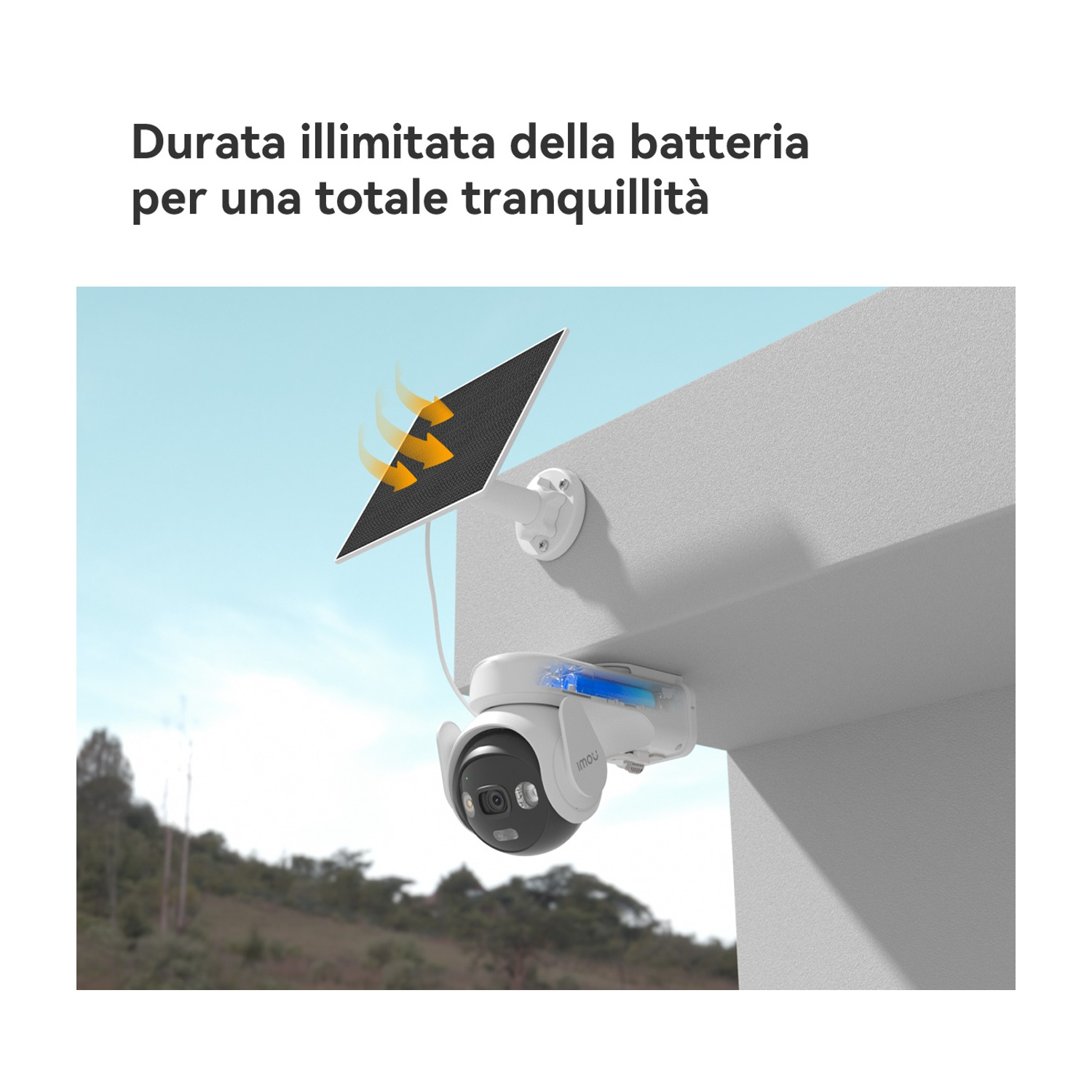 Una telecamera di sicurezza bianca con un pannello solare è montata su un muro bianco. La telecamera è nera e grigia. Sfondo: cielo e colline.