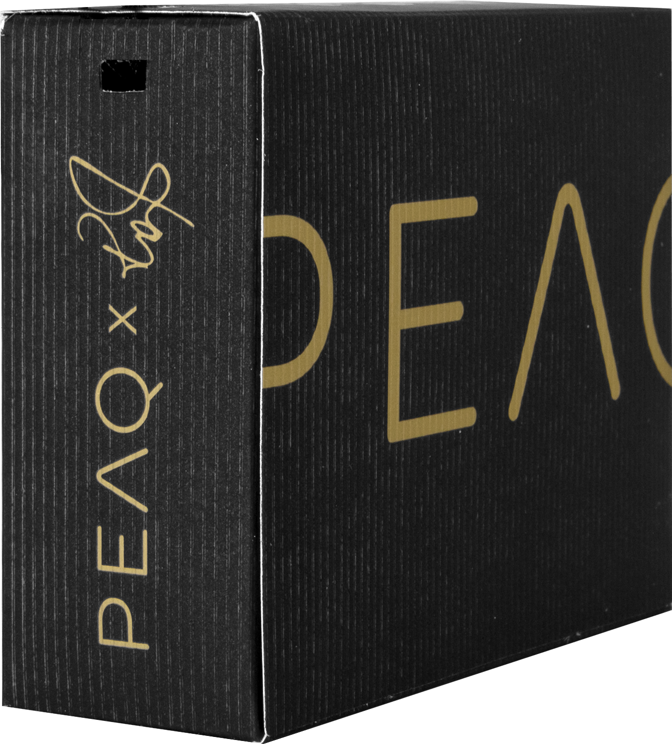 Boîte noire avec lettrage doré. Le texte comprend 'PEAQ x for' sur le côté et 'PEAQ' sur le devant.