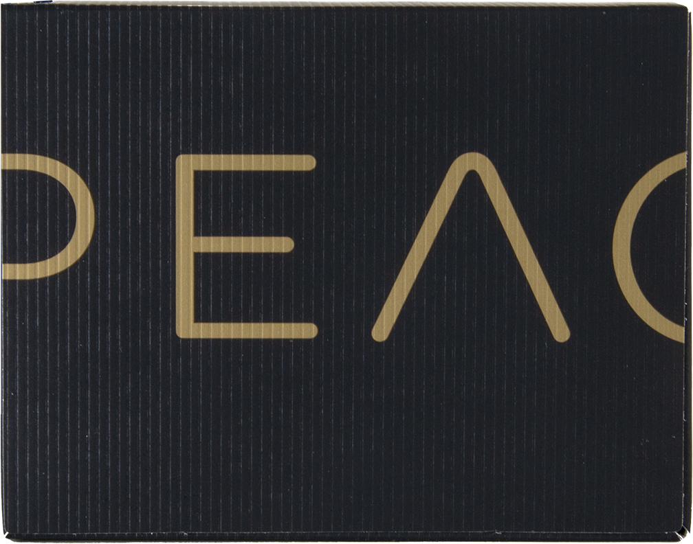 Gros plan d'une surface noire texturée avec le mot 'PEACE' en or, police sans-serif. Le fond présente des lignes verticales.