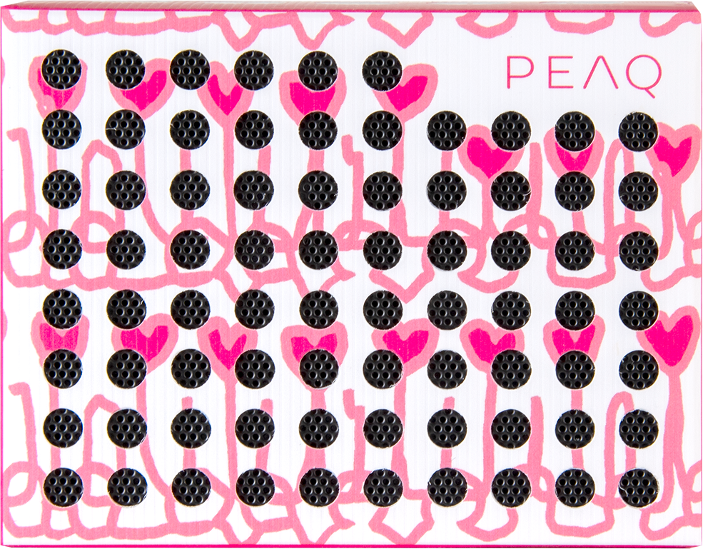 Surface blanche avec des gribouillis roses en forme de cœur et des orifices de ventilation circulaires noirs. Le mot PEAQ est visible.