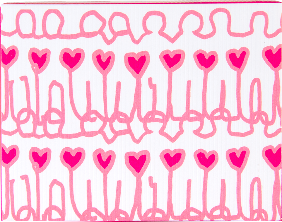 Cœurs roses sur tiges et figures connectées dans un motif répétitif sur fond blanc.