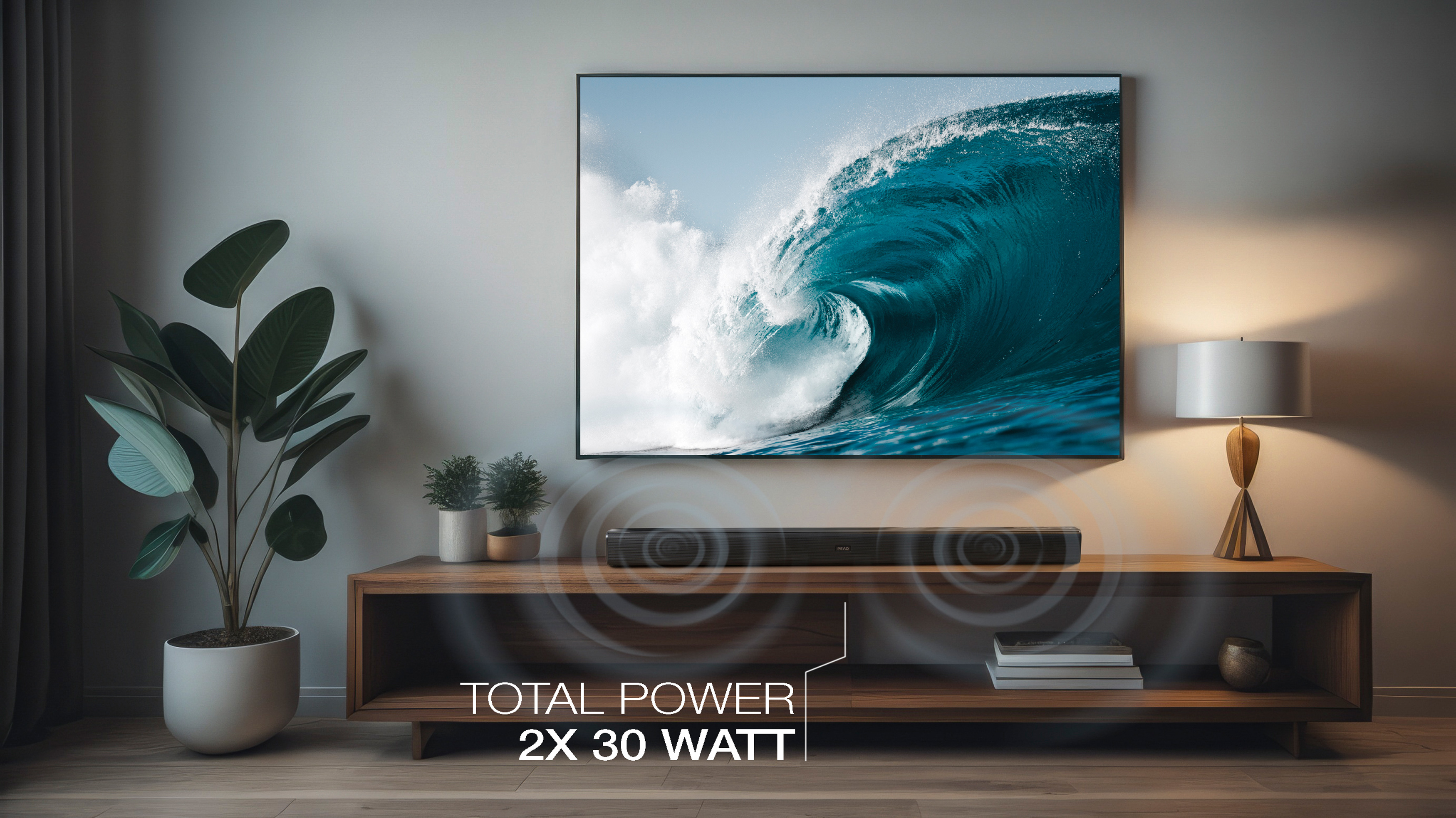 Wohnzimmer mit TV-Welle, Soundbar, Holzschrank, Pflanze, Lampe und Text: GESAMTLEISTUNG 2X 30 WATT.