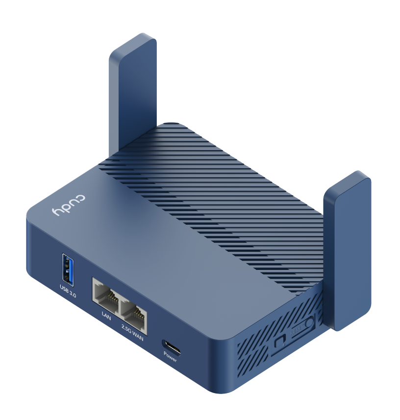 Niebieski router Cudy z dwiema antenami, portami LAN, 2.5G WAN, USB 3.0 i zasilaniem. Obudowa ma żebrowany design.