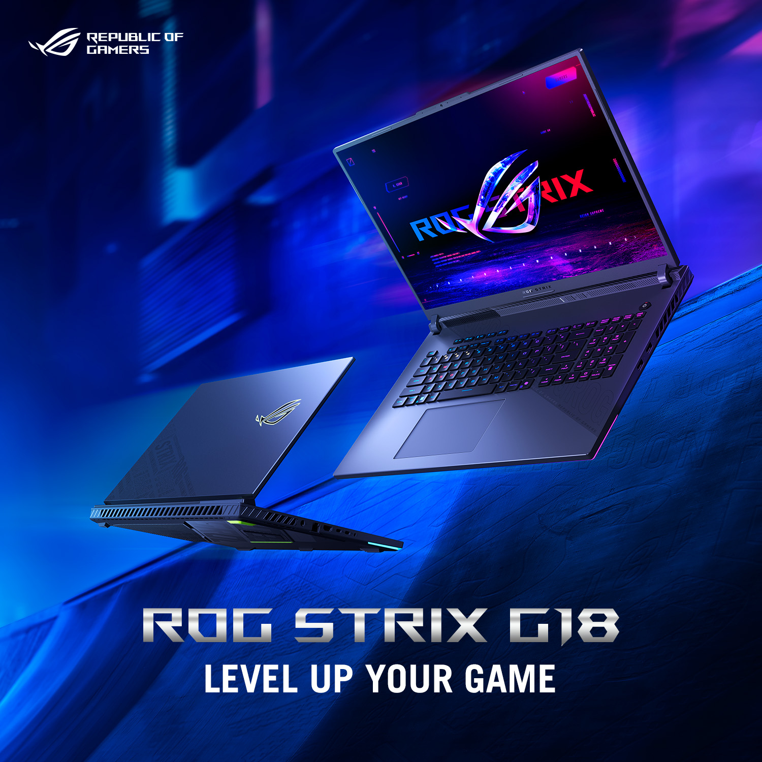 Zwei ROG Strix G18 Laptops, einer offen mit ROG-Logo, der andere geschlossen. Blauer Hintergrund mit Text: Level Up Your Game.