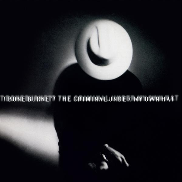 Albumcover: Ein Mann im Schatten trägt einen weißen Hut mit dem Text "T Bone Burnett The Criminal Under My Own Hatt".