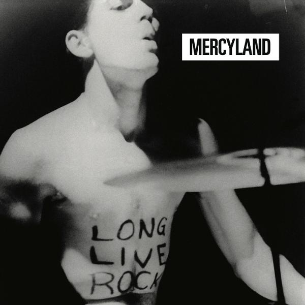 Schwarz-Weiß-Bild einer Person mit den Worten 'LONG LIVE ROCK' auf dem Oberkörper. Das Wort 'MERCYLAND' steht in einer weißen Box.