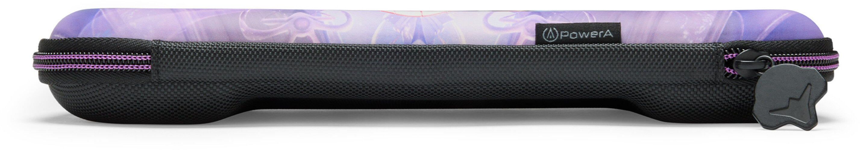 Czarny futerał z fioletowym wzorem na górze. Ma zamek błyskawiczny i czarne logo PowerA.