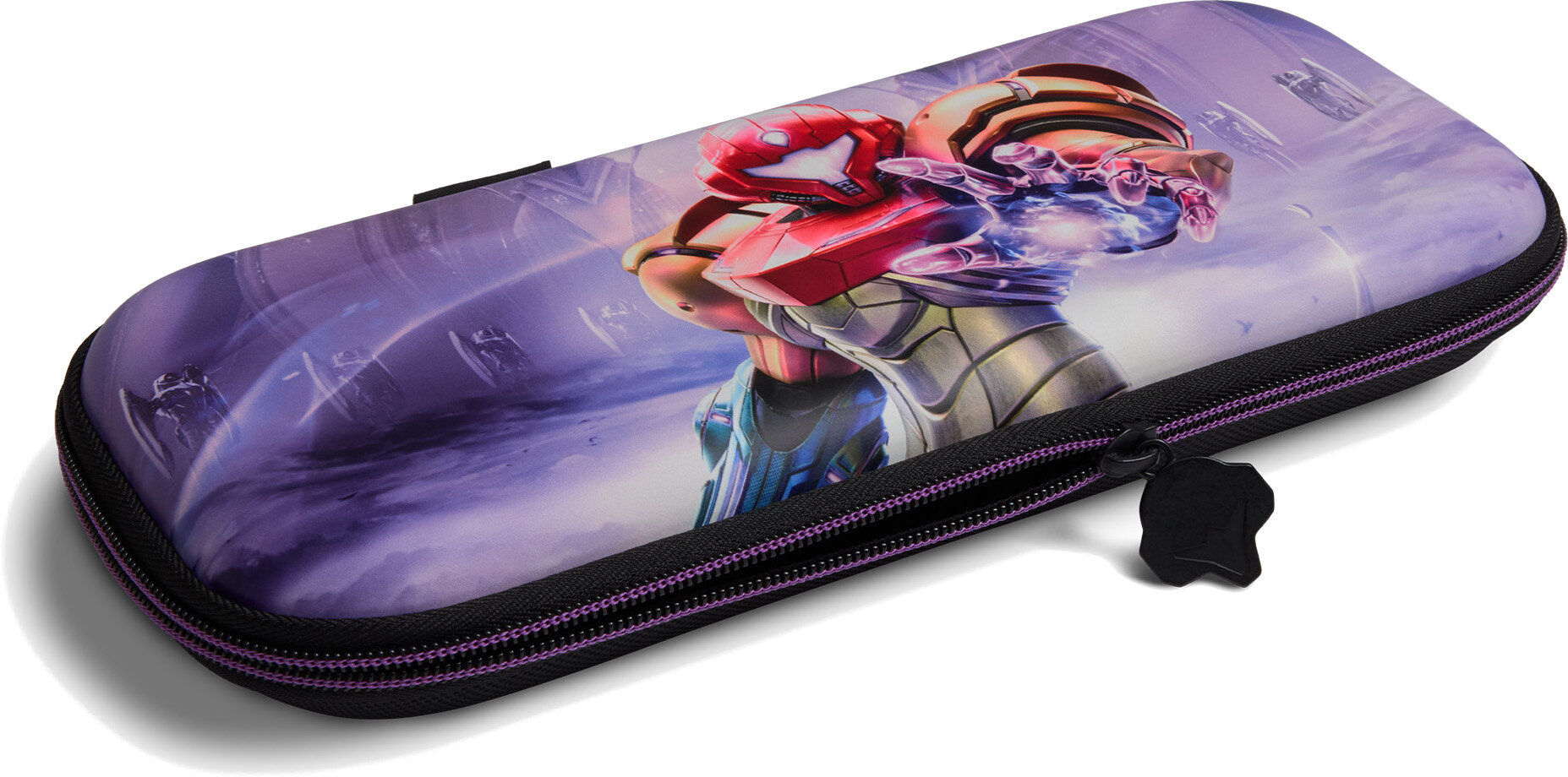 Etui na konsolę Switch. Pokazuje postać w zbroi, z fioletowym tłem. Etui ma zamek błyskawiczny.