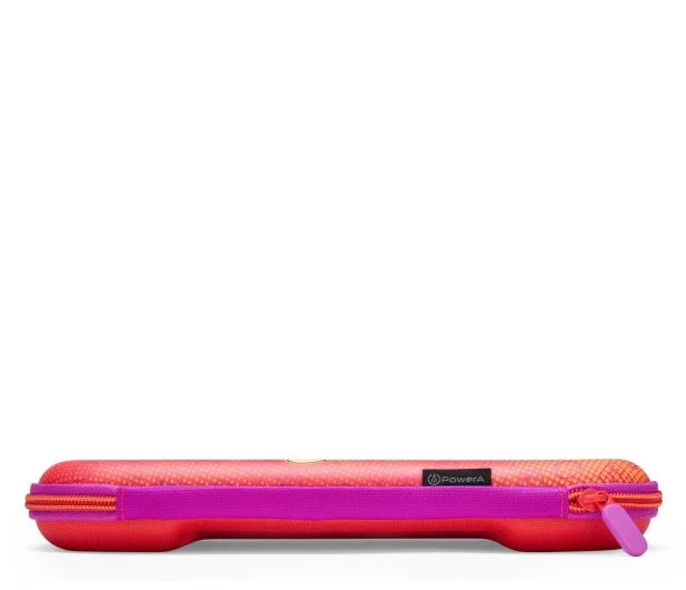 Czerwono-różowe etui PowerA. Ma zamek błyskawiczny i logo. Etui znajduje się na białym tle.
