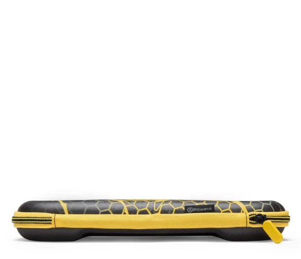 Czarno-żółte etui z wzorem plastra miodu i zamkiem błyskawicznym. Etui posiada logo PowerA.