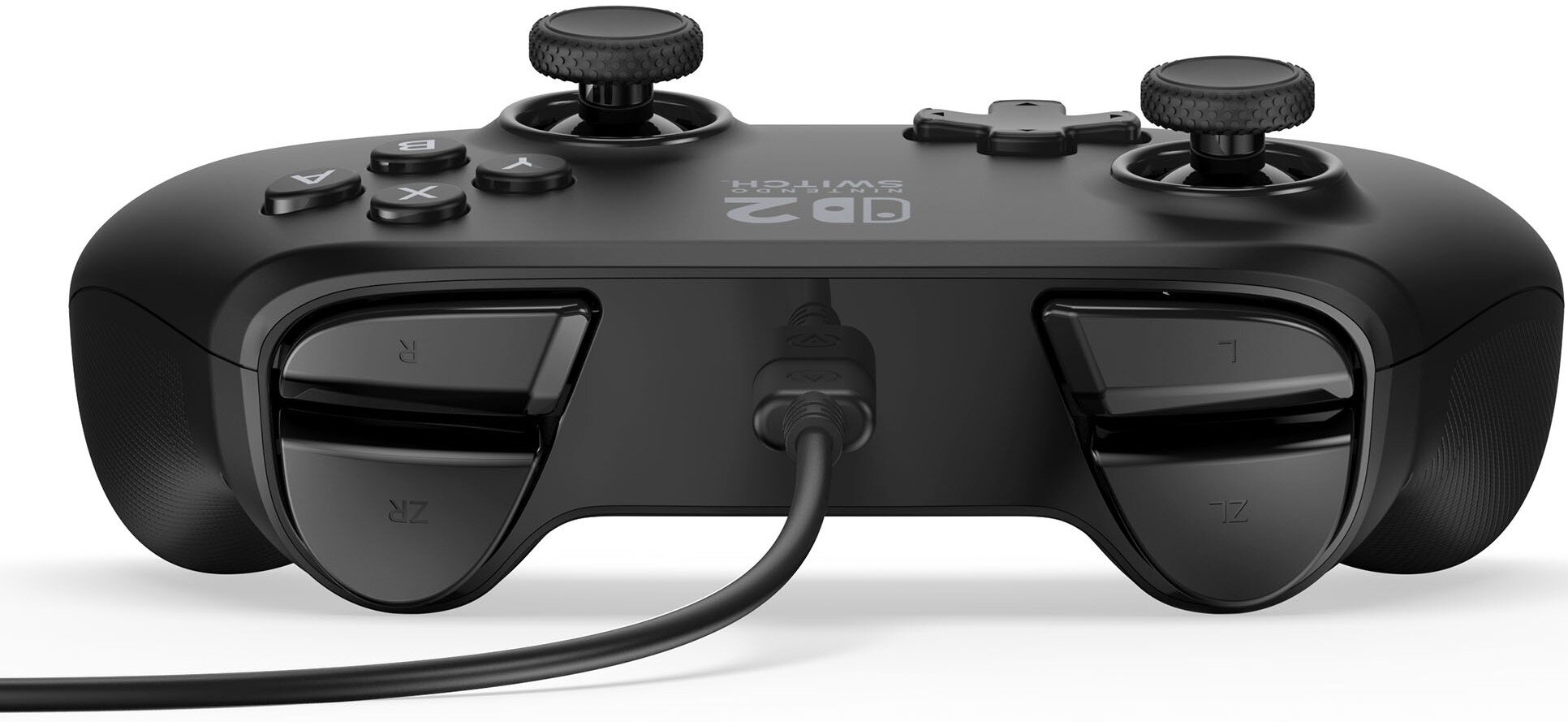 Czarny kontroler Nintendo Switch. Posiada przyciski, joysticki i port ładowania. Podłączony do czarnego kabla.