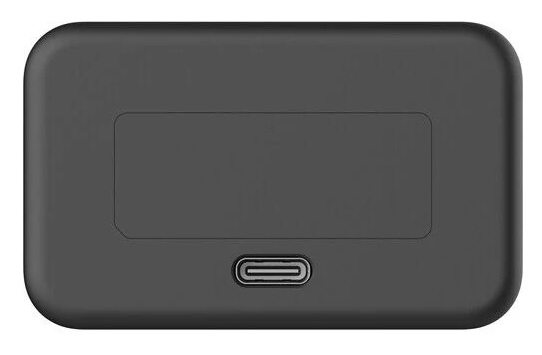 Ciemnoszare prostokątne urządzenie z zaokrąglonymi rogami. Posiada wklęsły prostokątny obszar i port USB-C na dole.
