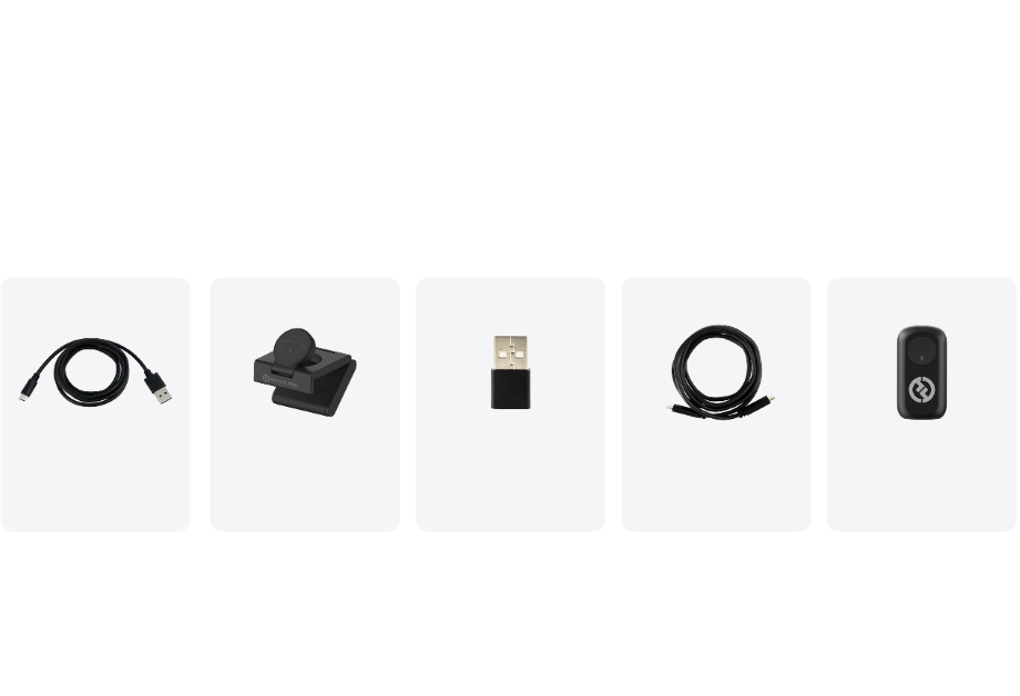 Pięć czarnych akcesoriów technicznych: zwinięty kabel, uchwyt kamery internetowej, dongle USB, zwinięty kabel i pilot zdalnego sterowania.