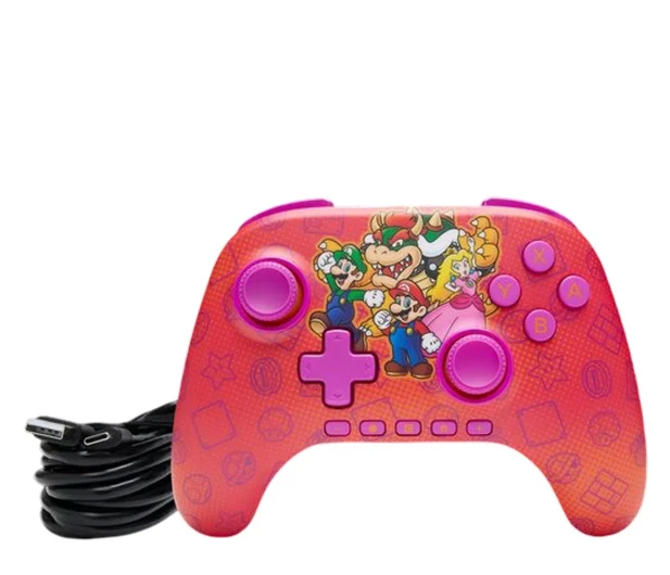 Czerwony kontroler Nintendo Switch z postaciami z Mario. Ma kabel USB. Przyciski są różowe.