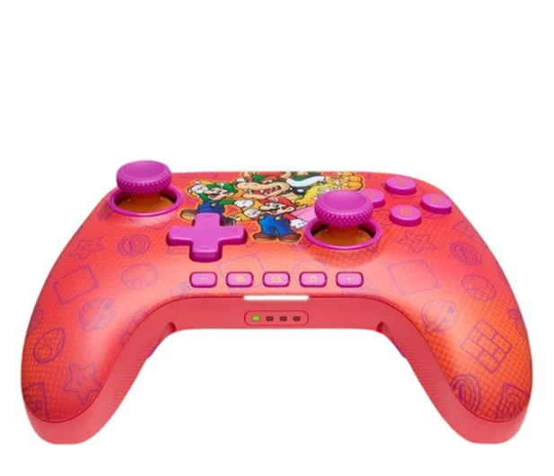 Czerwony kontroler Nintendo Switch z postaciami Mario. Ma fioletowe joysticki i przyciski, z designem z postaciami Mario.