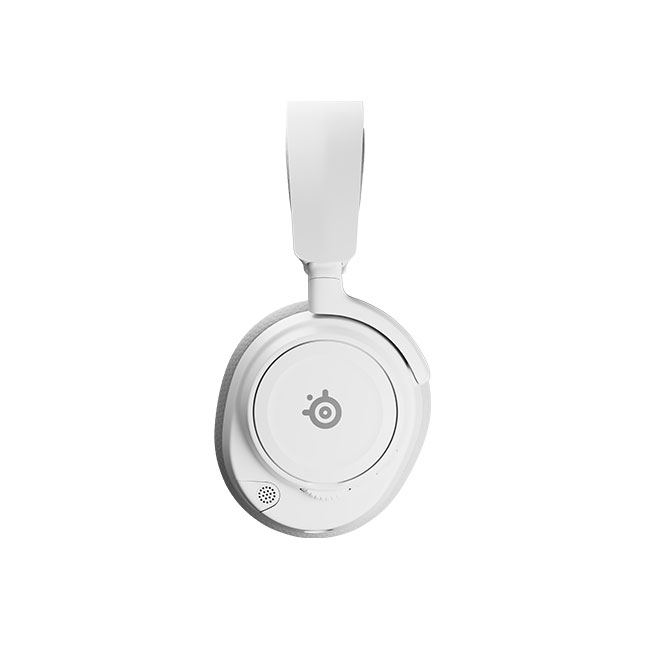 Beyaz SteelSeries kulaklık. Kulaklık başlıkları daireseldir ve kafa bandı yukarı doğru uzanır. Kulaklık başlığında bir logo bulunmaktadır.