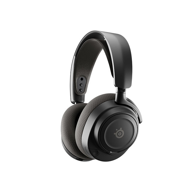 Siyah SteelSeries kulaklık. Kulaklık başlıkları ve kafa bandı siyahtır. Kulaklık başlıkları daireseldir. Arka plan beyazdır.