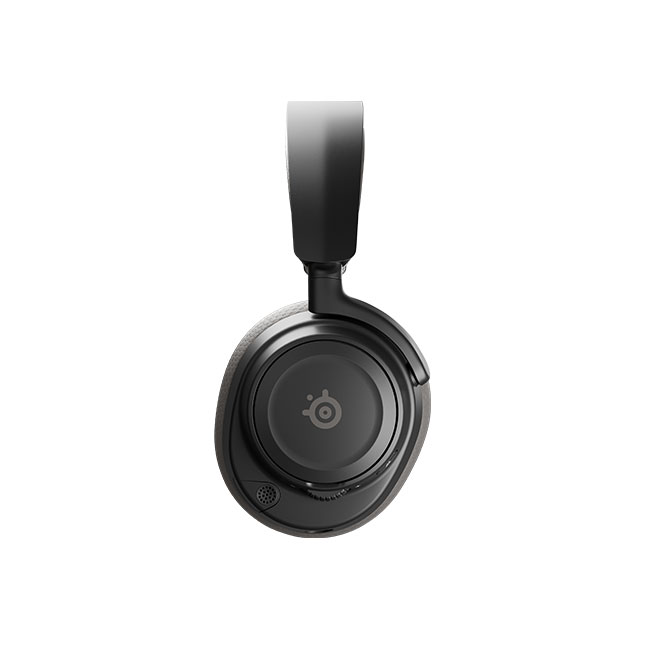 Siyah SteelSeries kulaklık. Kulaklık yuvarlak ve ortasında bir logo var. Kafa bandı siyah, arka plan beyaz.