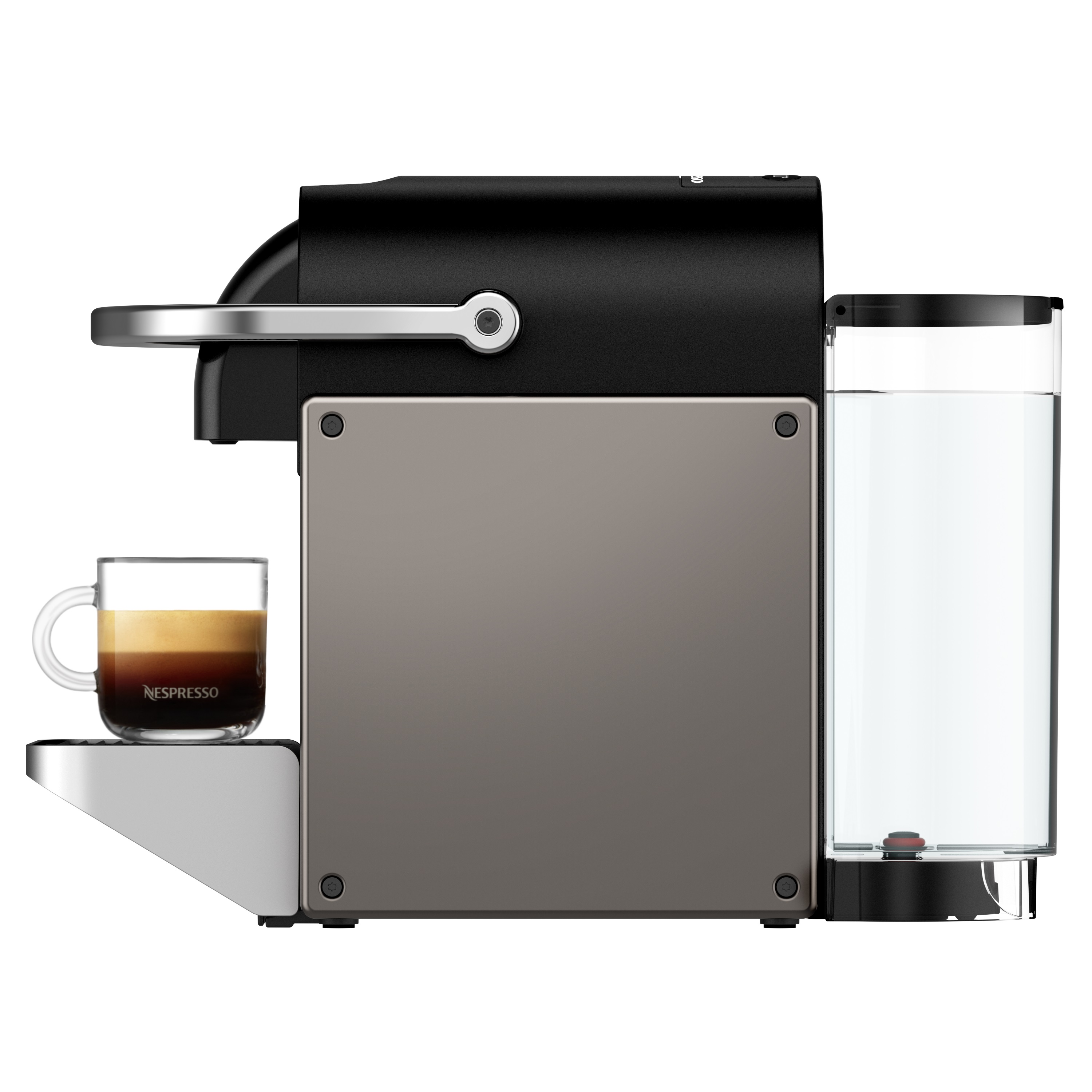Siyah ve gri bir Nespresso makinesi ve bir bardak kahve. Sağda bir su deposu var.