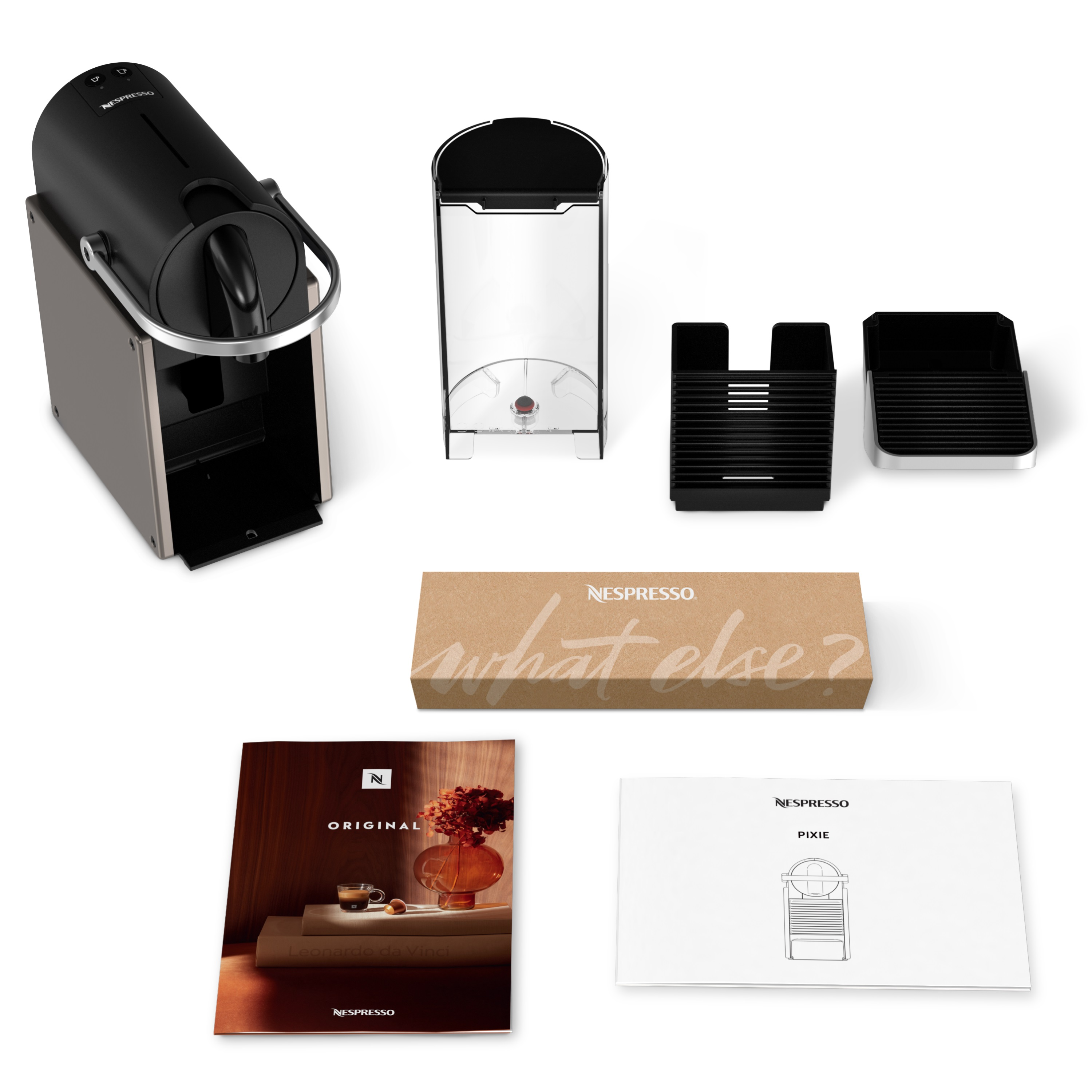 Nespresso makinesi ve aksesuarları, su tankı, kullanılmış kapsül tutucu ve belgeler dahil, beyaz bir yüzey üzerinde.