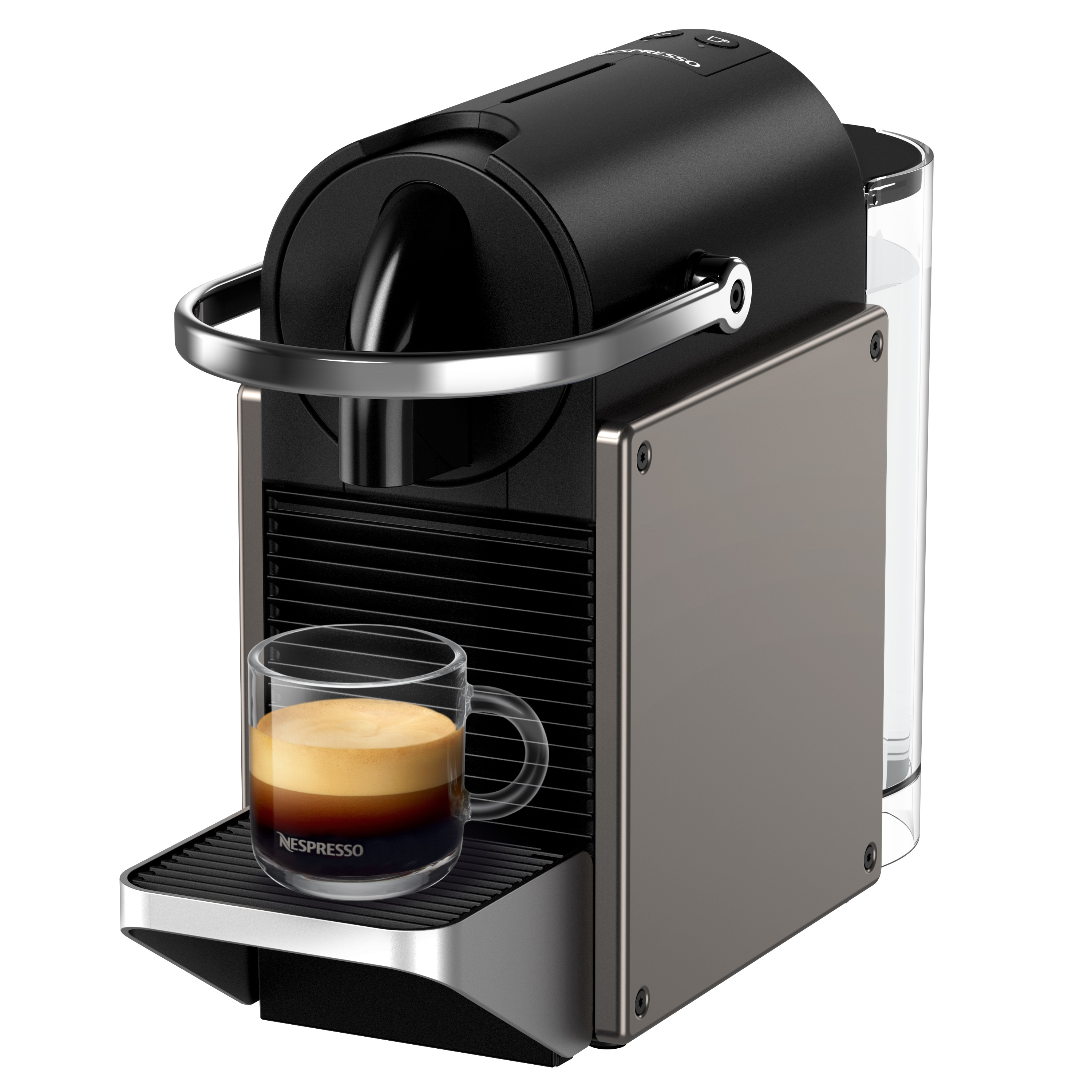 Bir Nespresso kahve makinesi ve bir bardak kahve. Makine siyah ve gümüştür.
