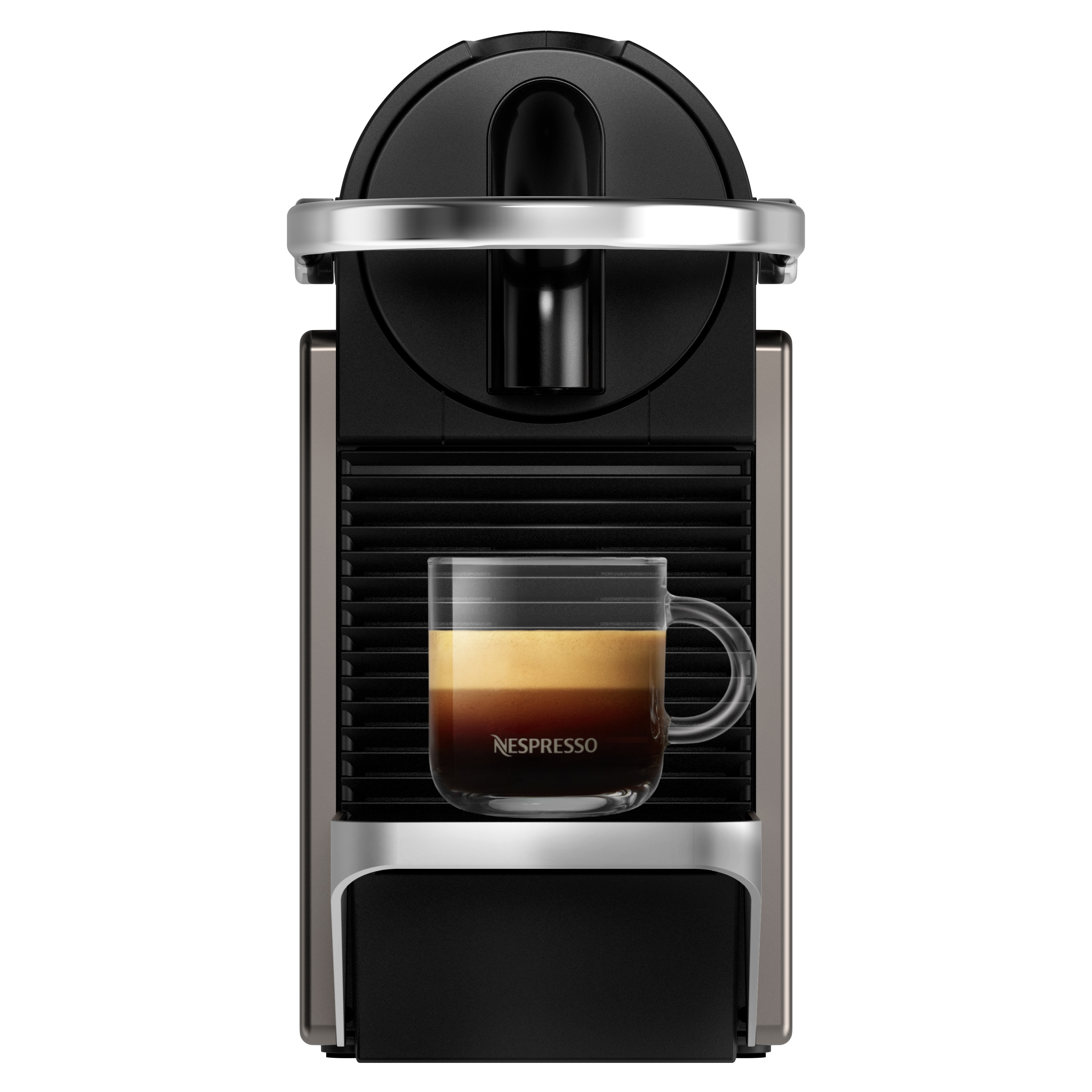 Katmanlı kahve içeren bir cam kupa ile bir Nespresso kahve makinesi. Siyah ve gümüş tasarım. Beyaz zemin.