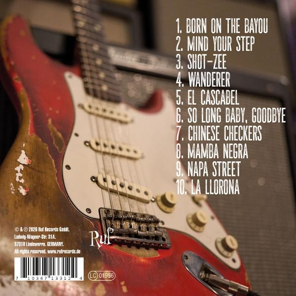Rote und weiße Gitarre mit Gebrauchsspuren. Songtitel sind in weißem Text gelistet. Ruf-Logo und Copyright-Informationen.