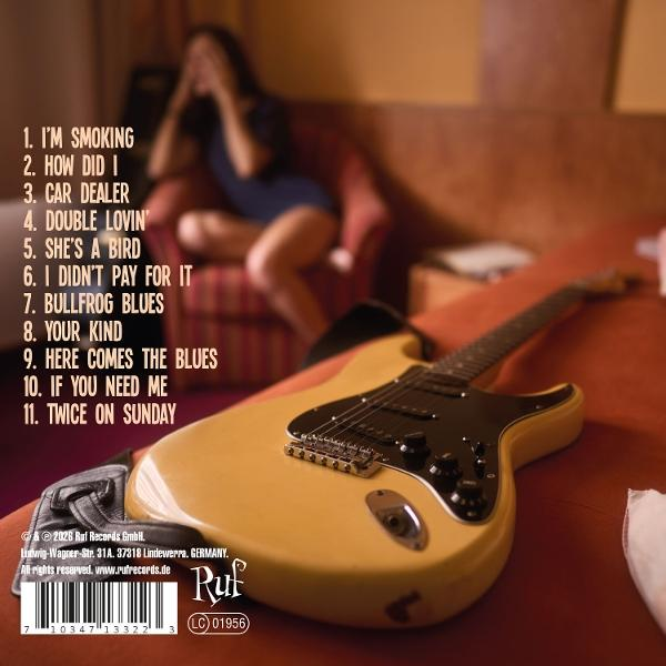 Eine Gitarre im Vordergrund, eine verschwommene Frau im Hintergrund. Text listet die Songs des Albums auf.