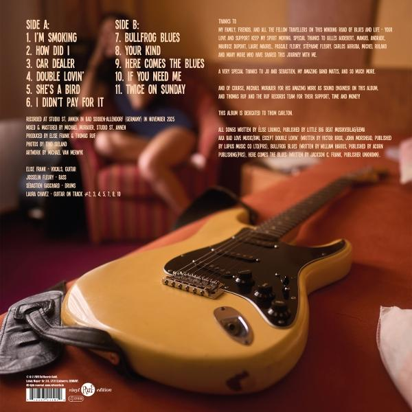 Eine Gitarre lehnt an einer Couch. Text listet Songs und Credits.