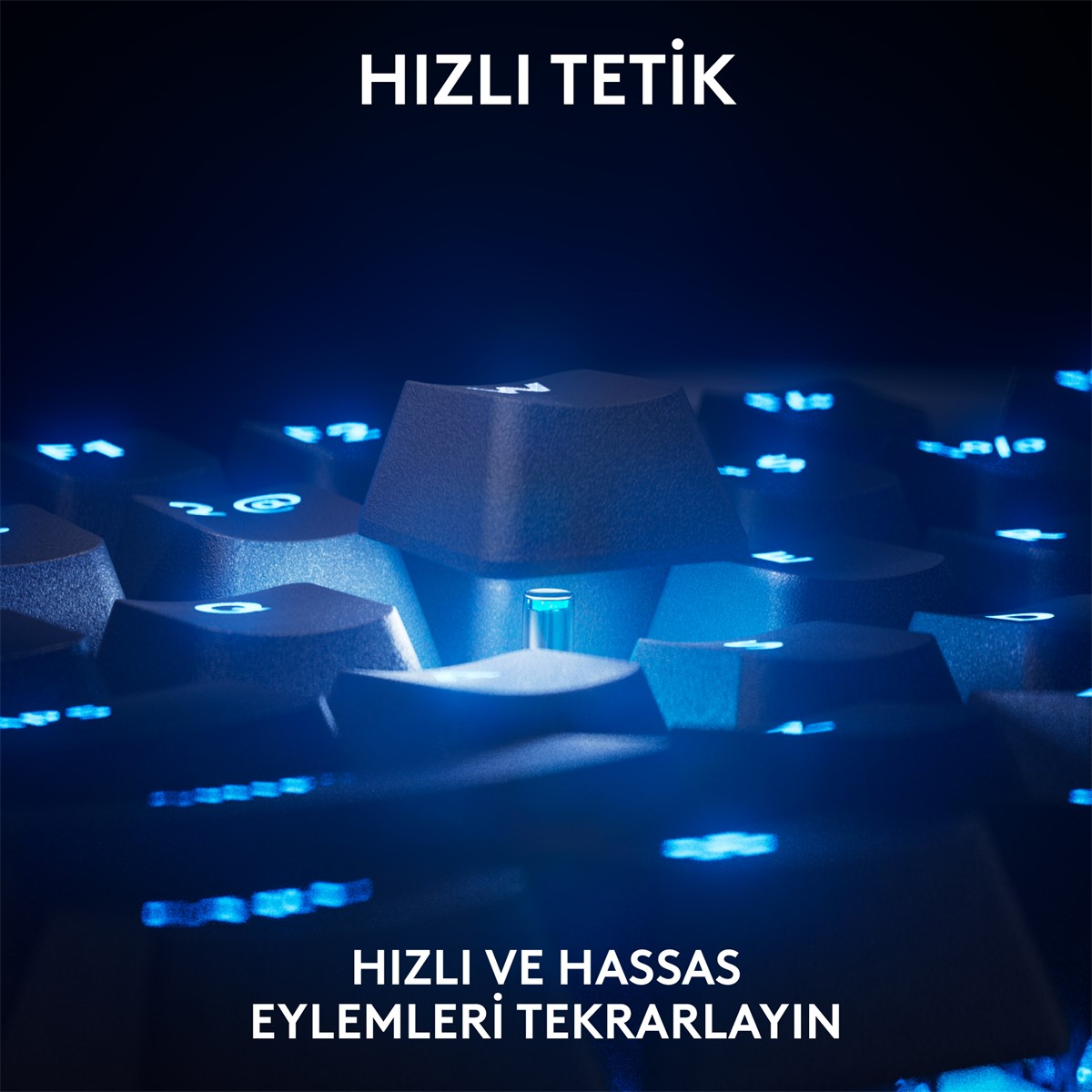 Mavi ışıklı bir klavyenin yakın çekimi. Tuşlar odak noktasında, Türkçe metinle: 'Hızlı Tetik' ve 'Hızlı ve Hassas Eylemleri Tekrarlayın'.
