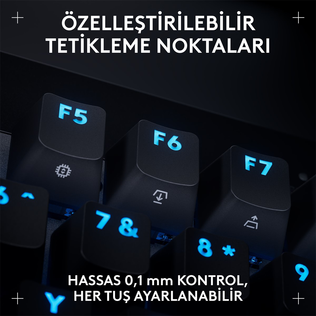 Mavi ışıklı tuşlara sahip siyah bir klavyenin yakın çekimi. F5, F6, F7, 7, 8 ve 9 tuşları görünür. Metin 'ÖZELLEŞTİRİLEBİLİR TETİKLEME NOKTALARI' yazıyor.