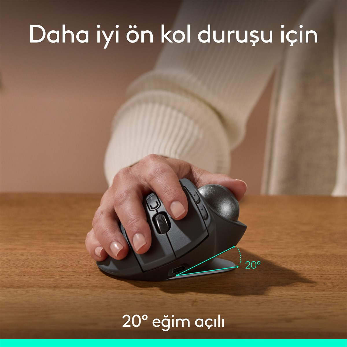 Bir el, gri bir ergonomik fare tutuyor. Fare 20 derecelik bir eğime sahip. Türkçe metin: Daha iyi bir ön kol pozisyonu için.