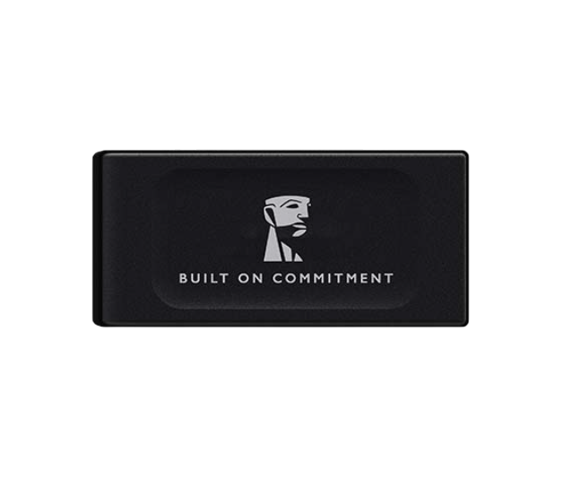 Beyaz bir yüz logosu ve "BUILT ON COMMITMENT" yazısı olan siyah dikdörtgen bir nesne.