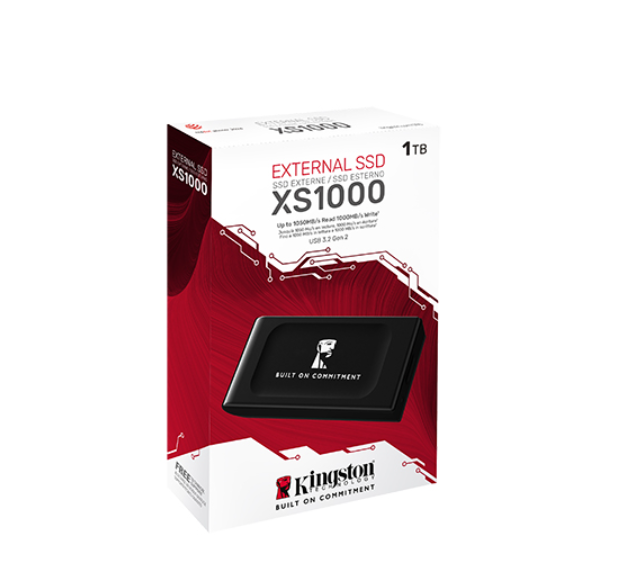 Kingston XS1000 harici SSD kutusu, önde siyah SSD, kırmızı ve beyaz kutu, 1TB kapasite.