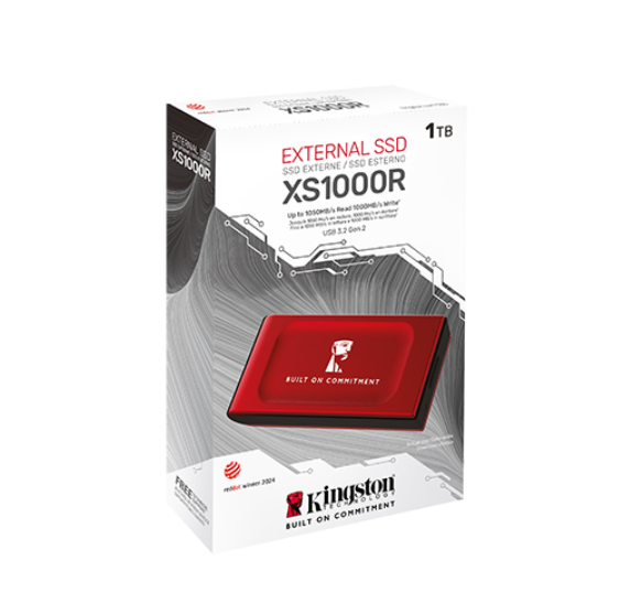 Beyaz bir kutu üzerinde kırmızı bir Kingston XS1000R harici SSD. Kutuda ürün adı ve özellikleri var. Arka plan beyaz.
