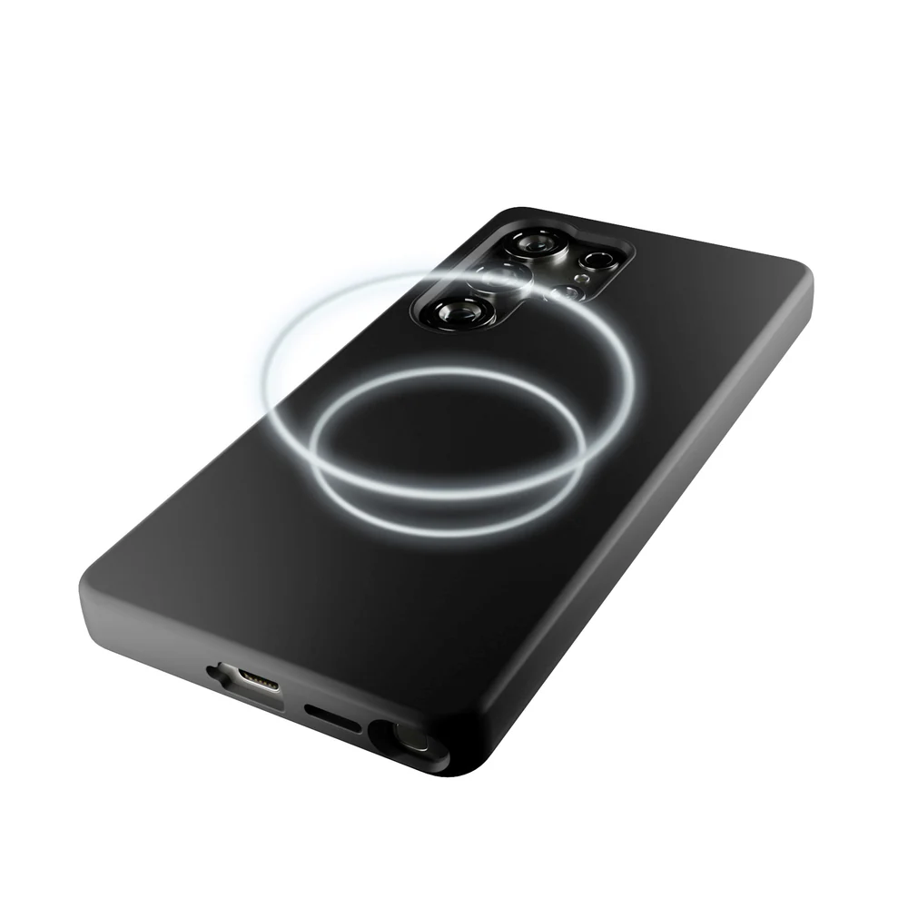 Siyah bir akıllı telefon, kılıf ve kamera modülü ile. Parlayan beyaz daireler, kablosuz şarjı gösteriyor.