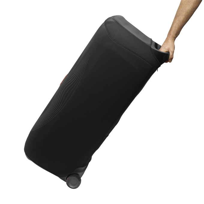 Ein schwarzer Koffer auf Rädern wird von einer Hand gehalten. Der Koffer hat einen Reißverschluss und ein geschwungenes Design. Weißer Hintergrund.