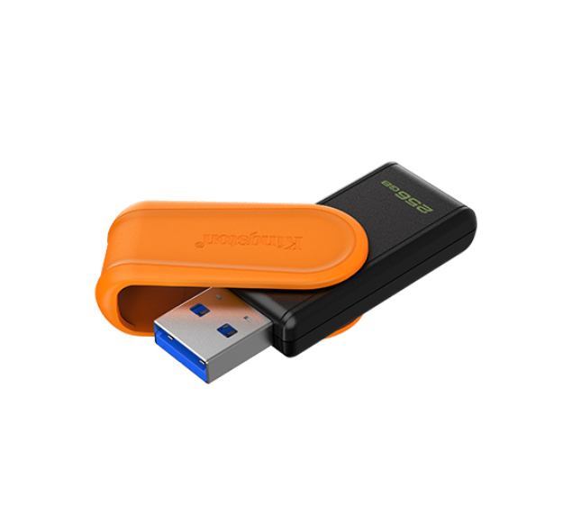 Turuncu kapaklı ve siyah gövdeli bir Kingston USB sürücüsü. USB konektörü, mavi detaylarla gümüştür. Üzerinde 256GB yazmaktadır.