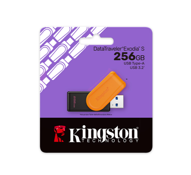 Mor ve siyah bir paketin üzerinde turuncu ve siyah bir Kingston USB sürücüsü. Pakette 256GB yazıyor.