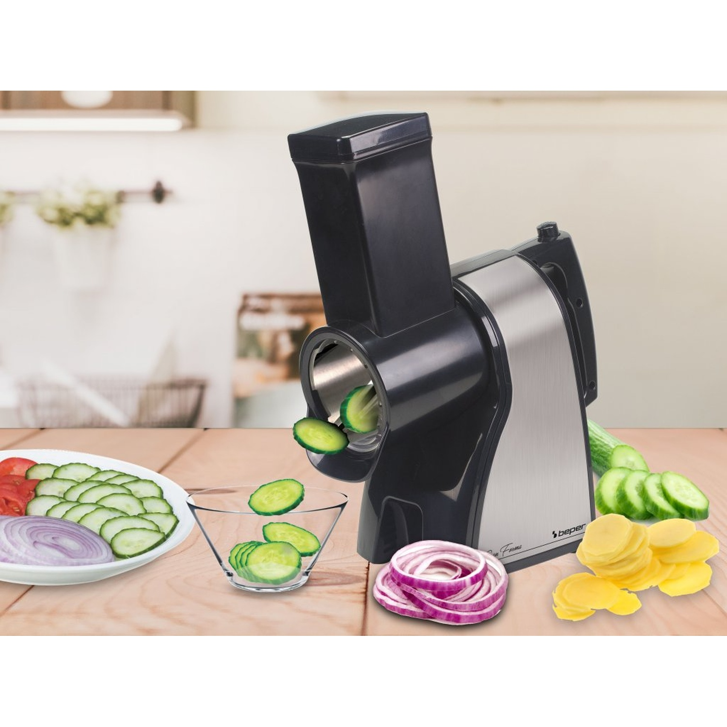 Elektrische snijmachine met komkommerschijfjes, rode ui, tomaten en aardappelen op een houten tafel. Keuken achtergrond.