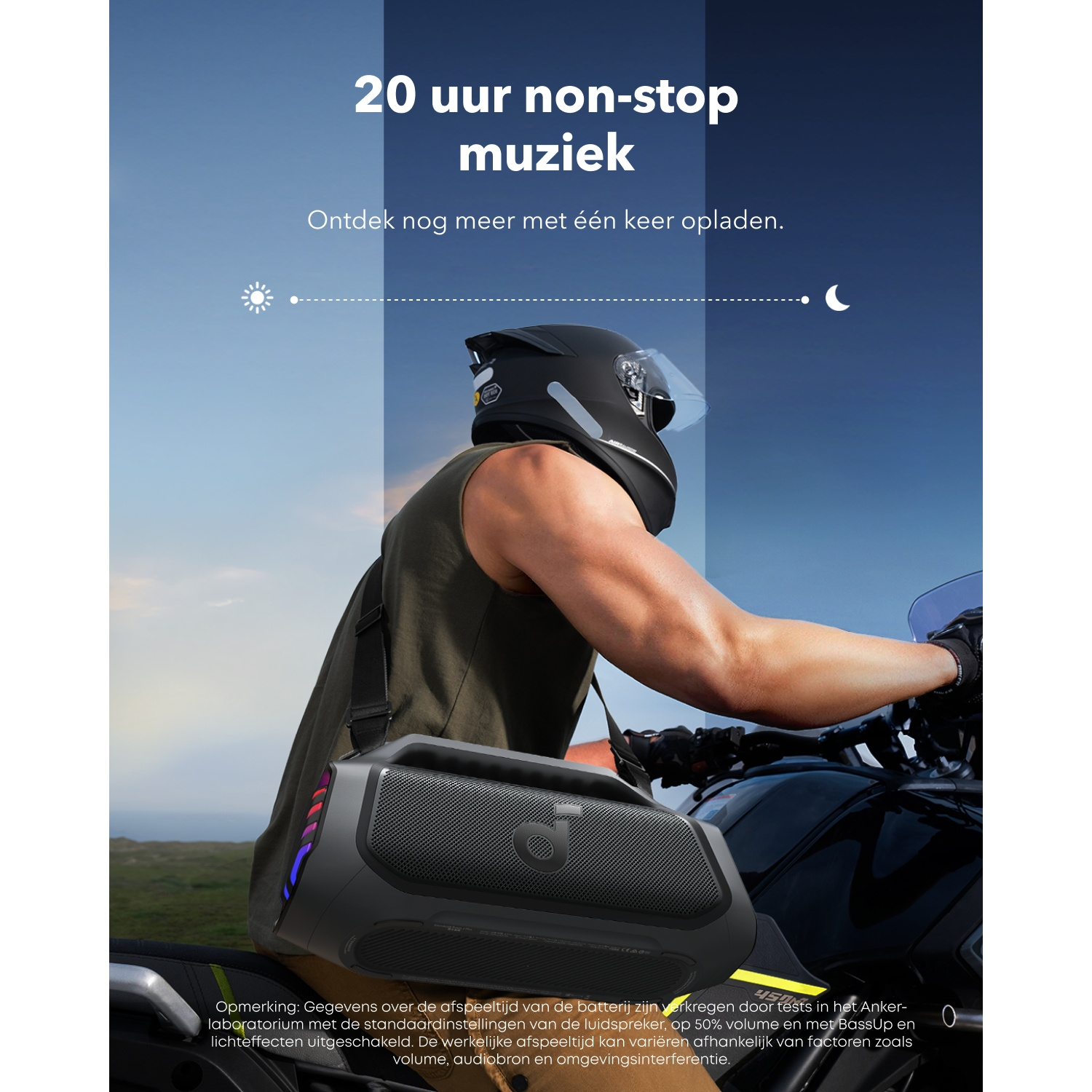 Een persoon op een motor met een luidspreker. Tekst: '20 uur non-stop muziek' en 'Ontdek nog meer met één keer opladen'.